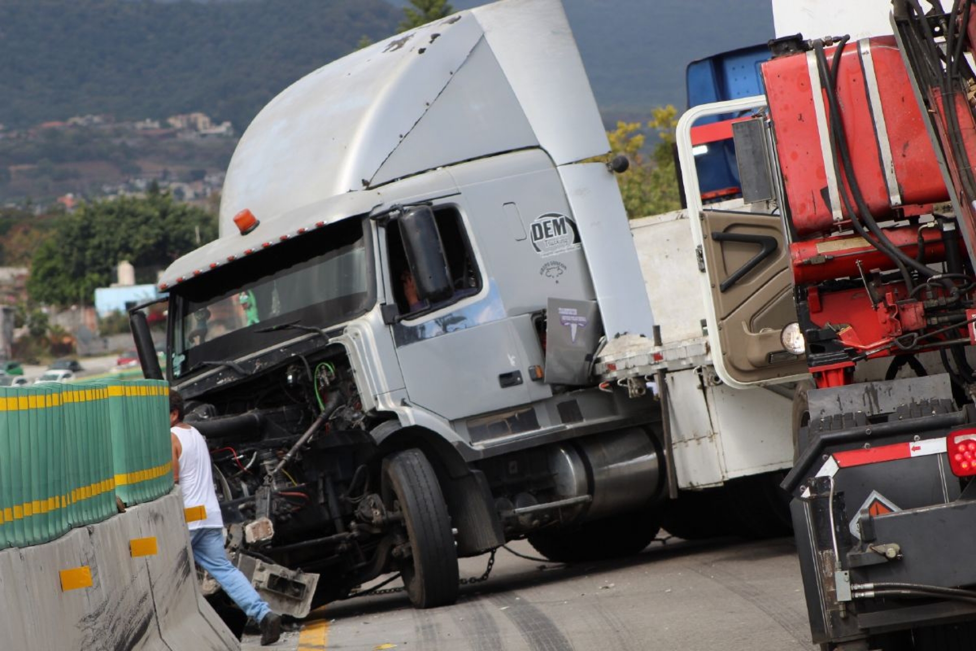 Choca tráiler en el Paso Exprés; un hombre está grave