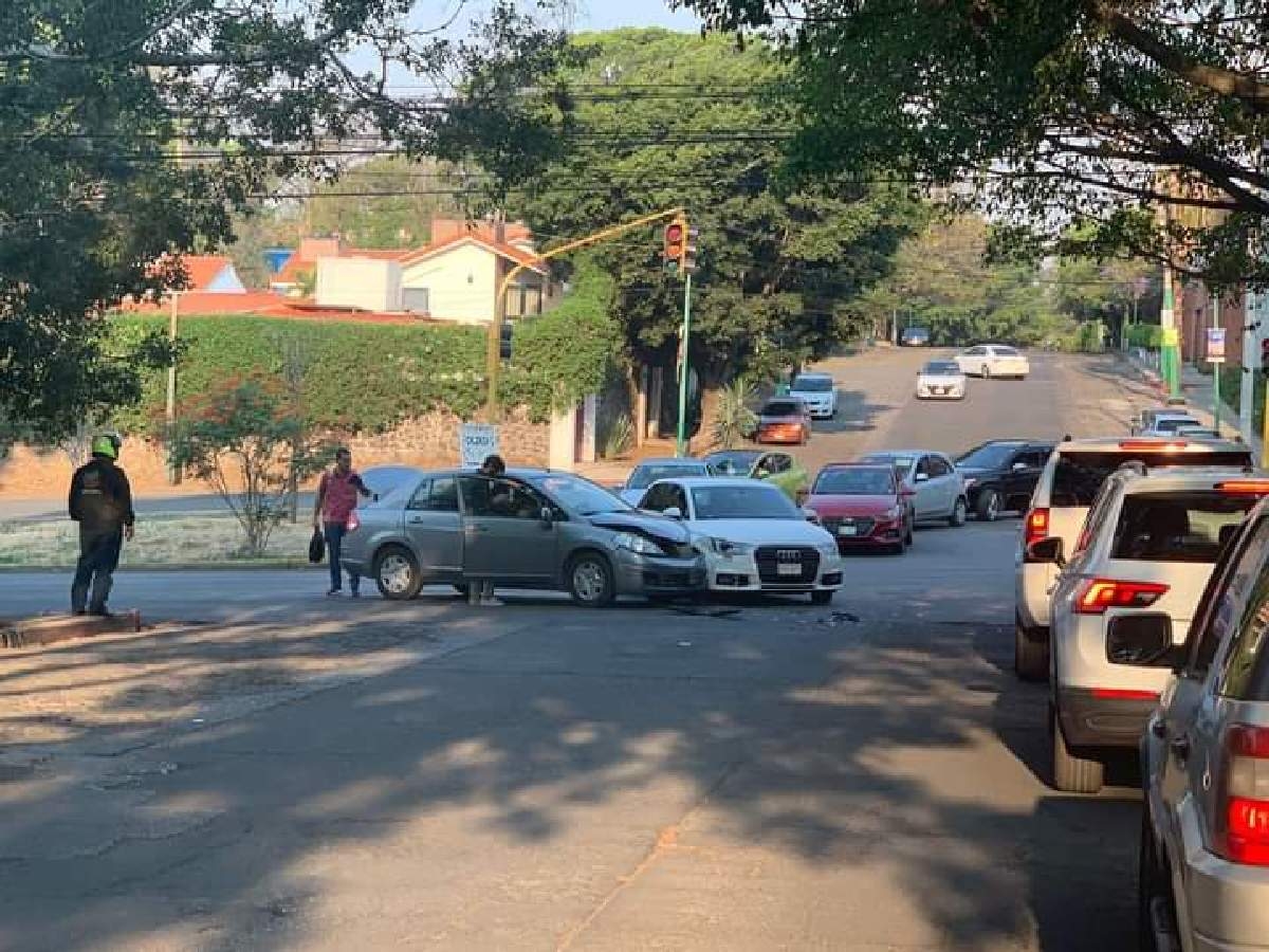 Por pasarse el alto provocó un choque