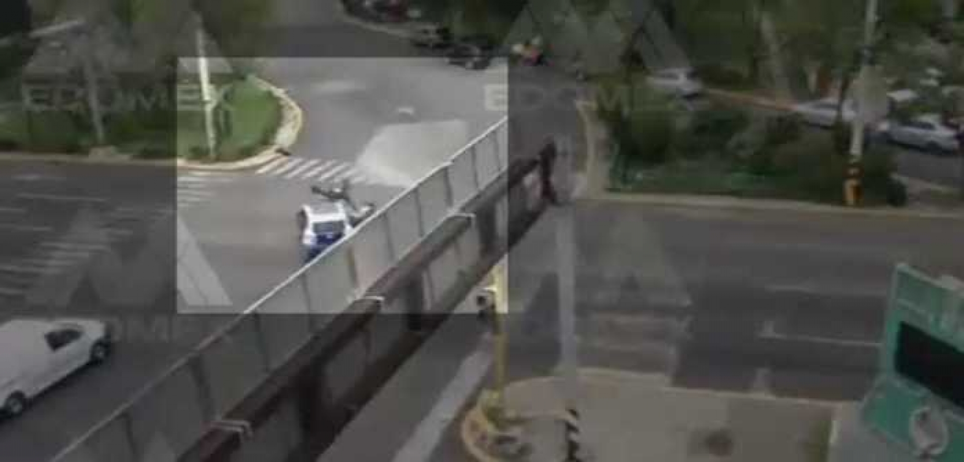 Graban impactante choque de motociclista en EdoMex