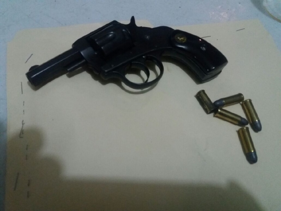 Le hallaron un revolver entre sus pertenencias