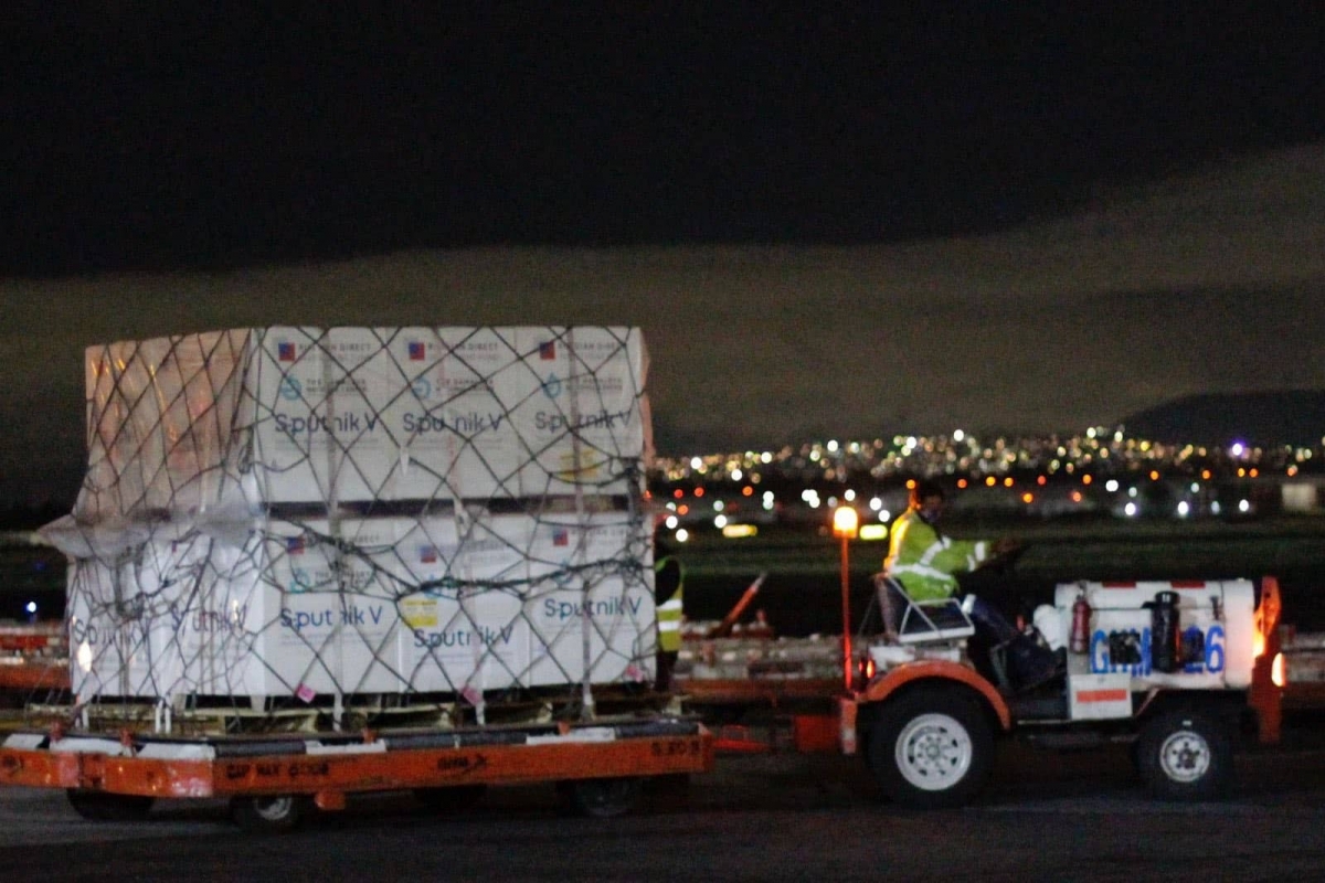 México recibe 200 mil dosis de vacunas contra COVID de Sputnik V