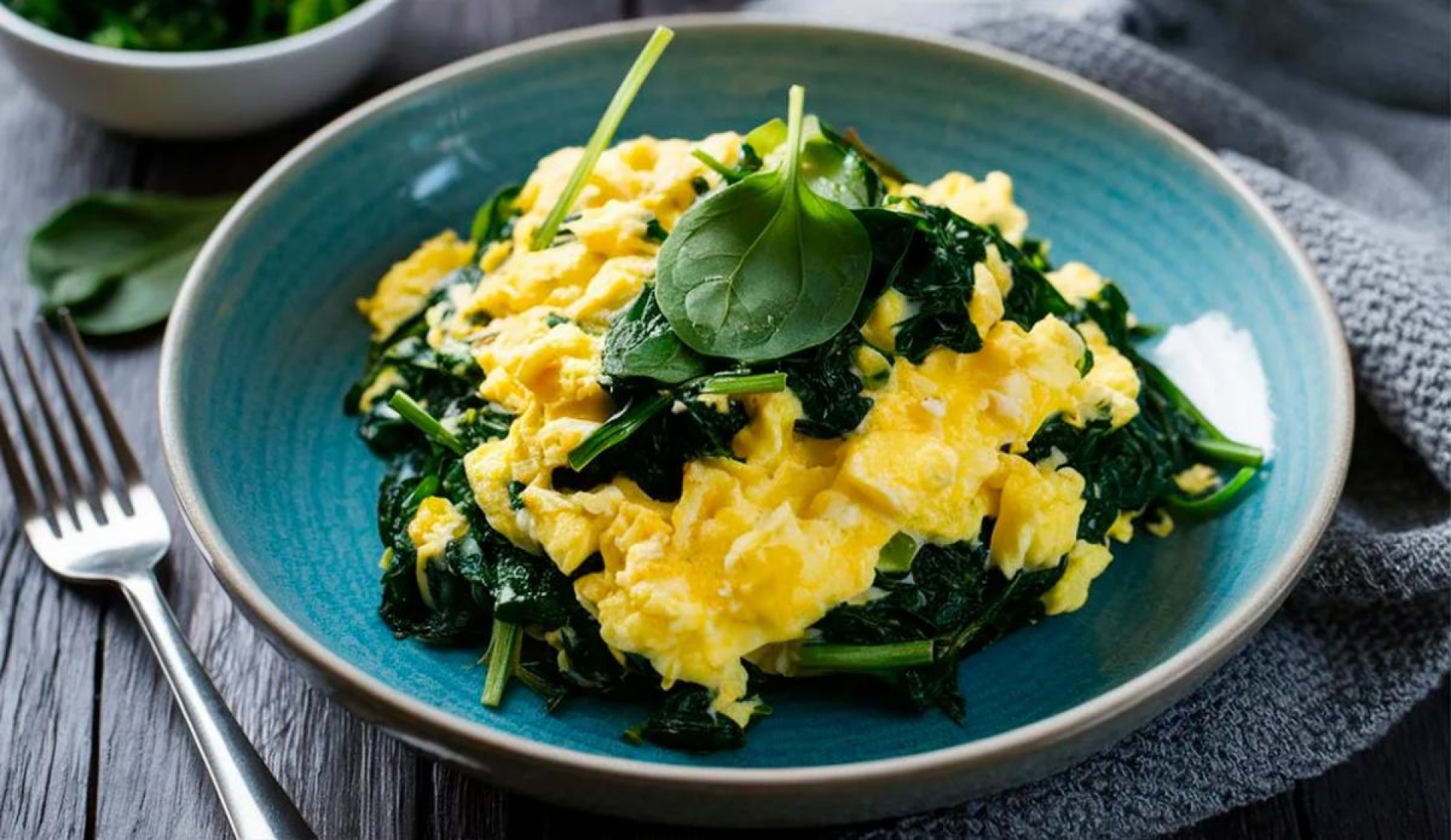 Desayuno nutritivo: bowl de huevo con espinacas y aguacate para empezar la semana