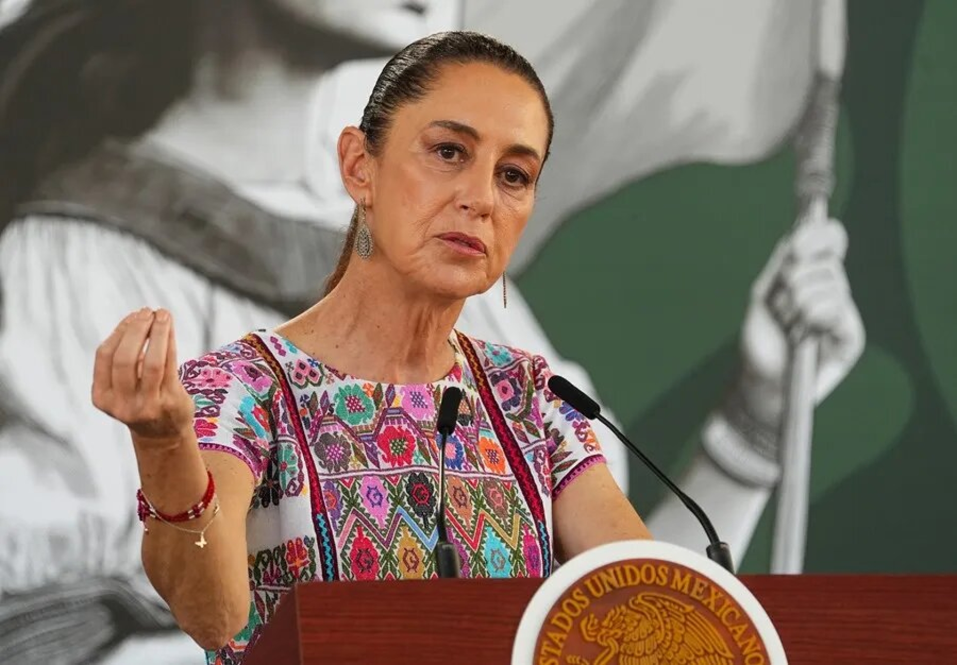 Sheinbaum asegura empleos y programas sociales a mexicanos deportados por Trump