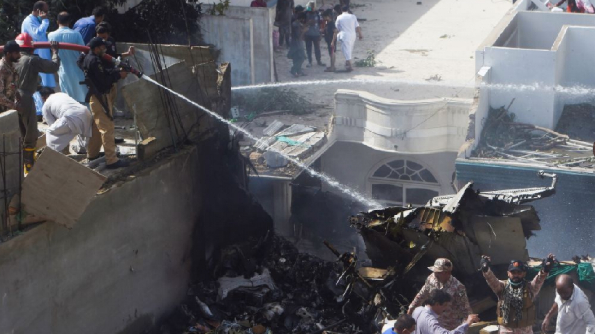 Se estrella avión con 107 personas a bordo en Pakistán