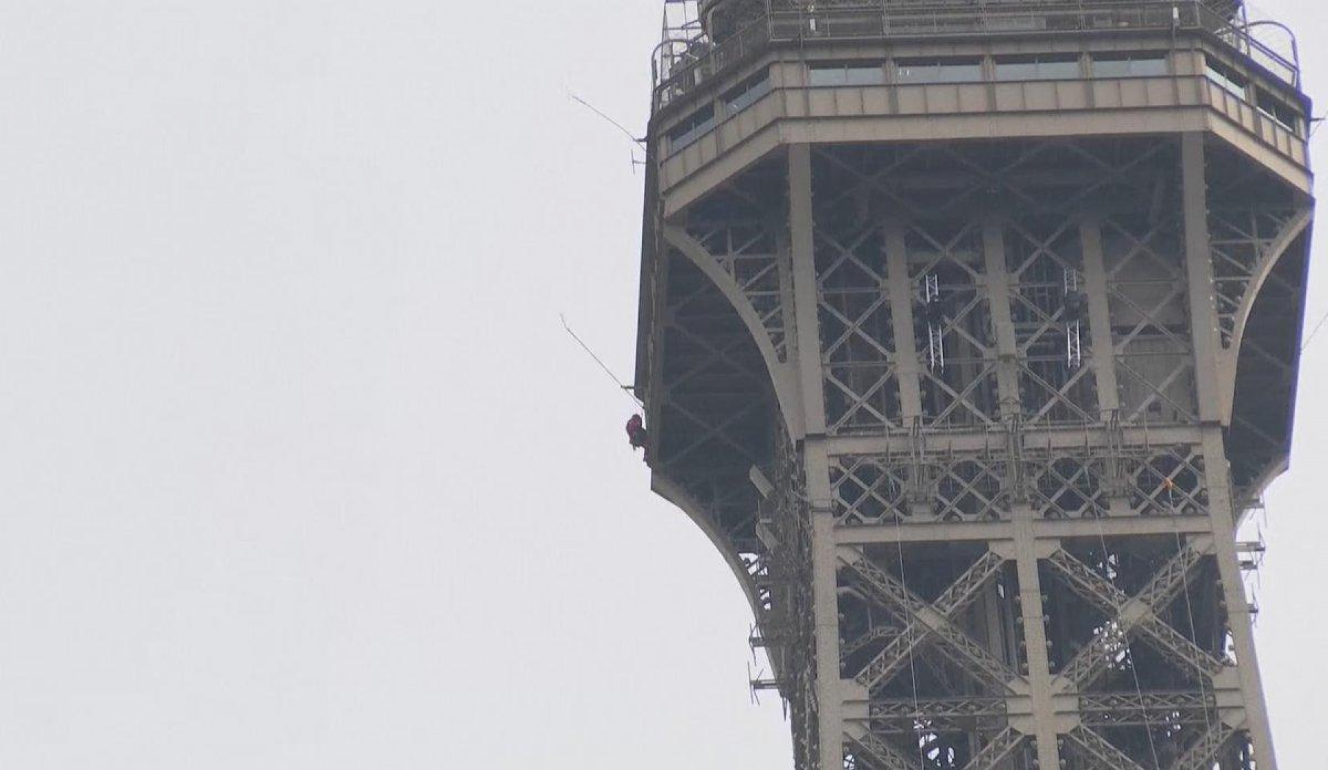 Cierran y evacuan la Torre Eiffel; un hombre escala la estructura