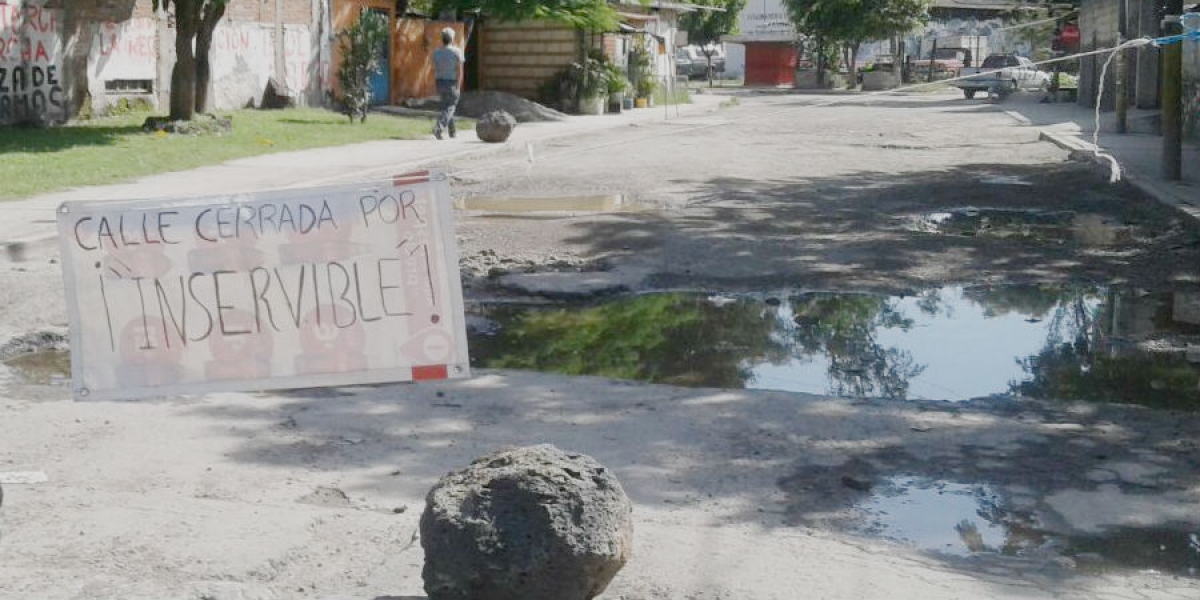 Cierran vecinos calle en Cuernavaca debido a baches