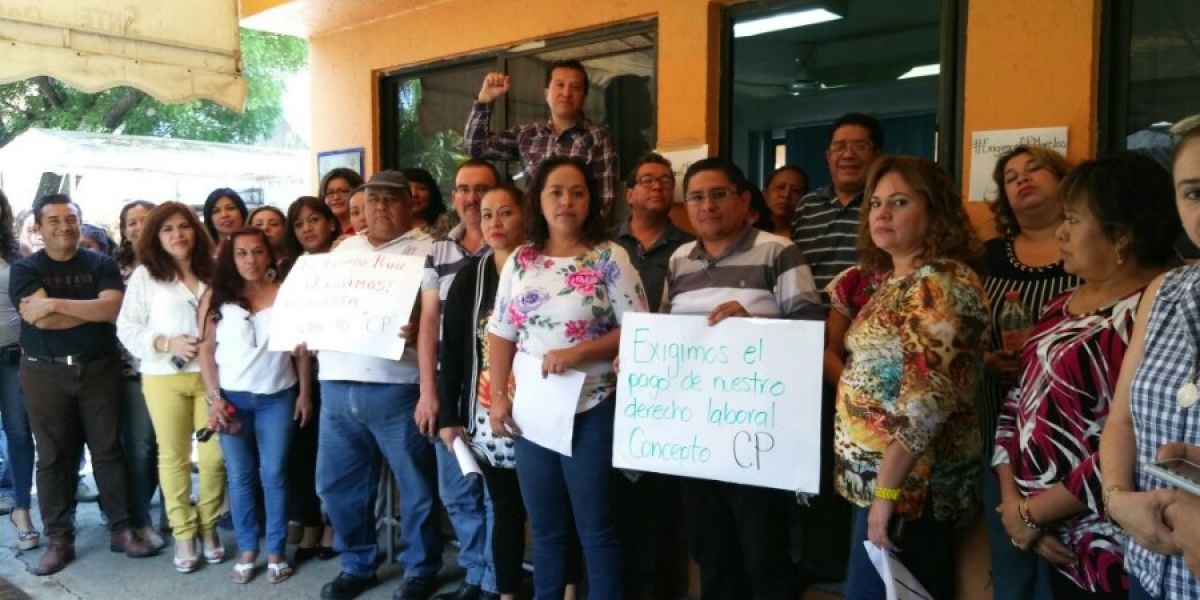 Protestan trabajadores administrativos en el IEBEM
