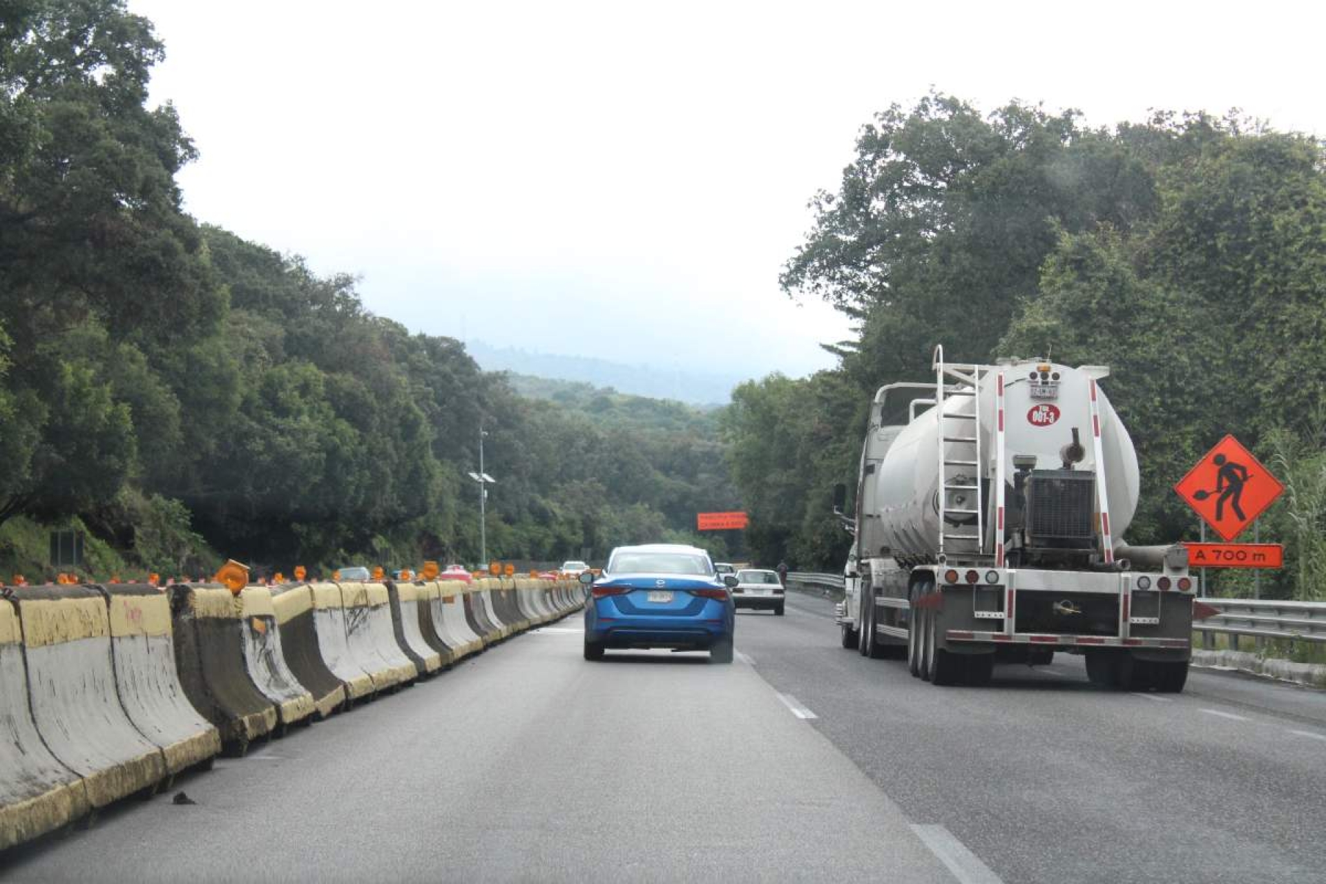 Disminuye el tráfico en la autopista a Acapulco.