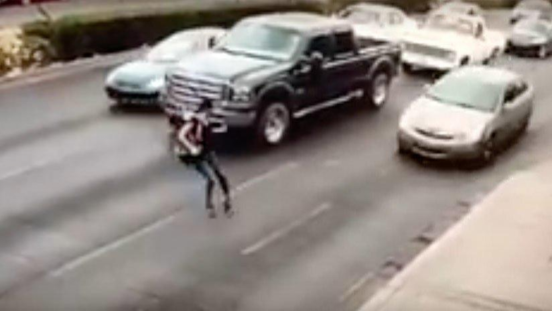 ¡Trágico! Mujer en tacones se resbala y la atropellan en Sonora