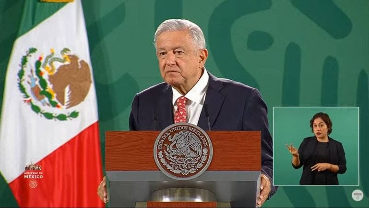 "Fuego en el mar" fue provocado por tormenta eléctrica y fuga de gas: AMLO