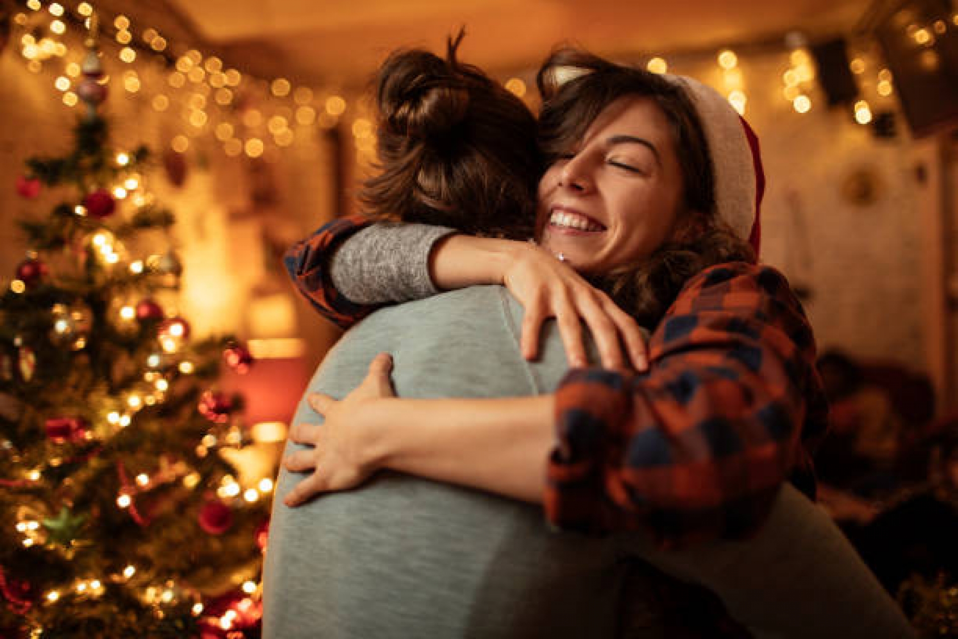 OMS recomienda evitar abrazos en Navidad para reducir riesgo de contagios por COVID-19