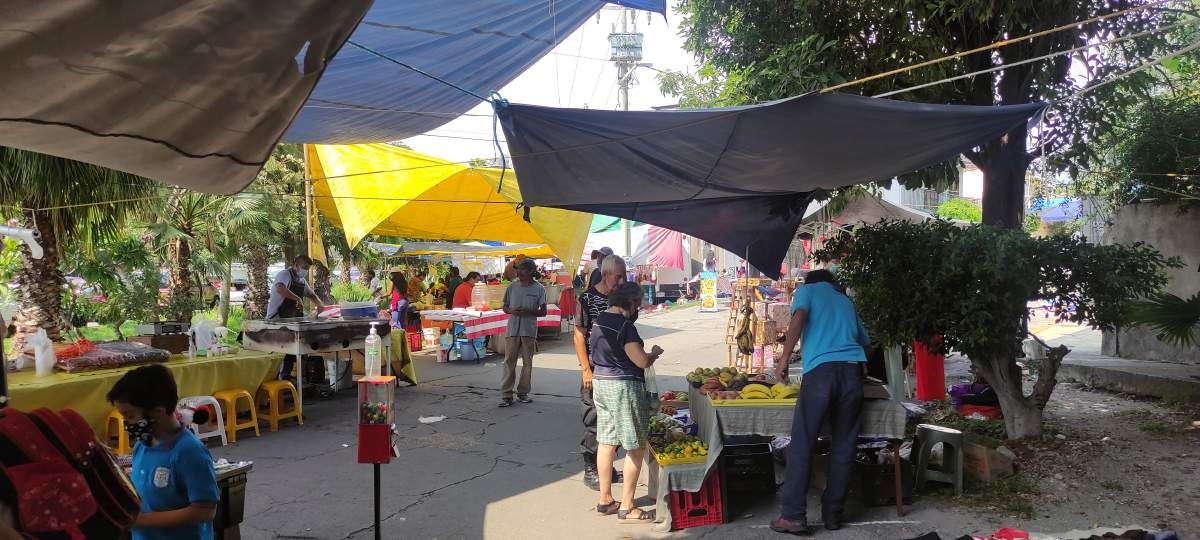 Disminuyen los compradores en el tianguis de la Estrada Cajigal