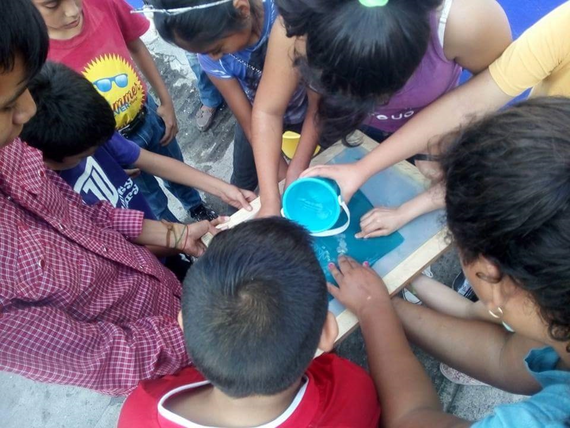 Inicia el colectivo Cuatro Patas un taller de serigrafía para niños