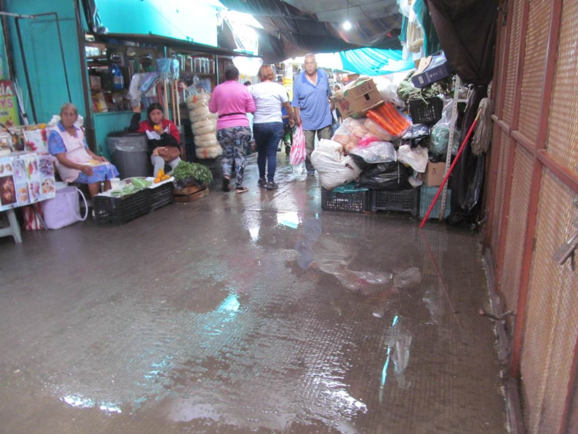 Se registran encharcamientos en el mercado provisional de Zacatepec