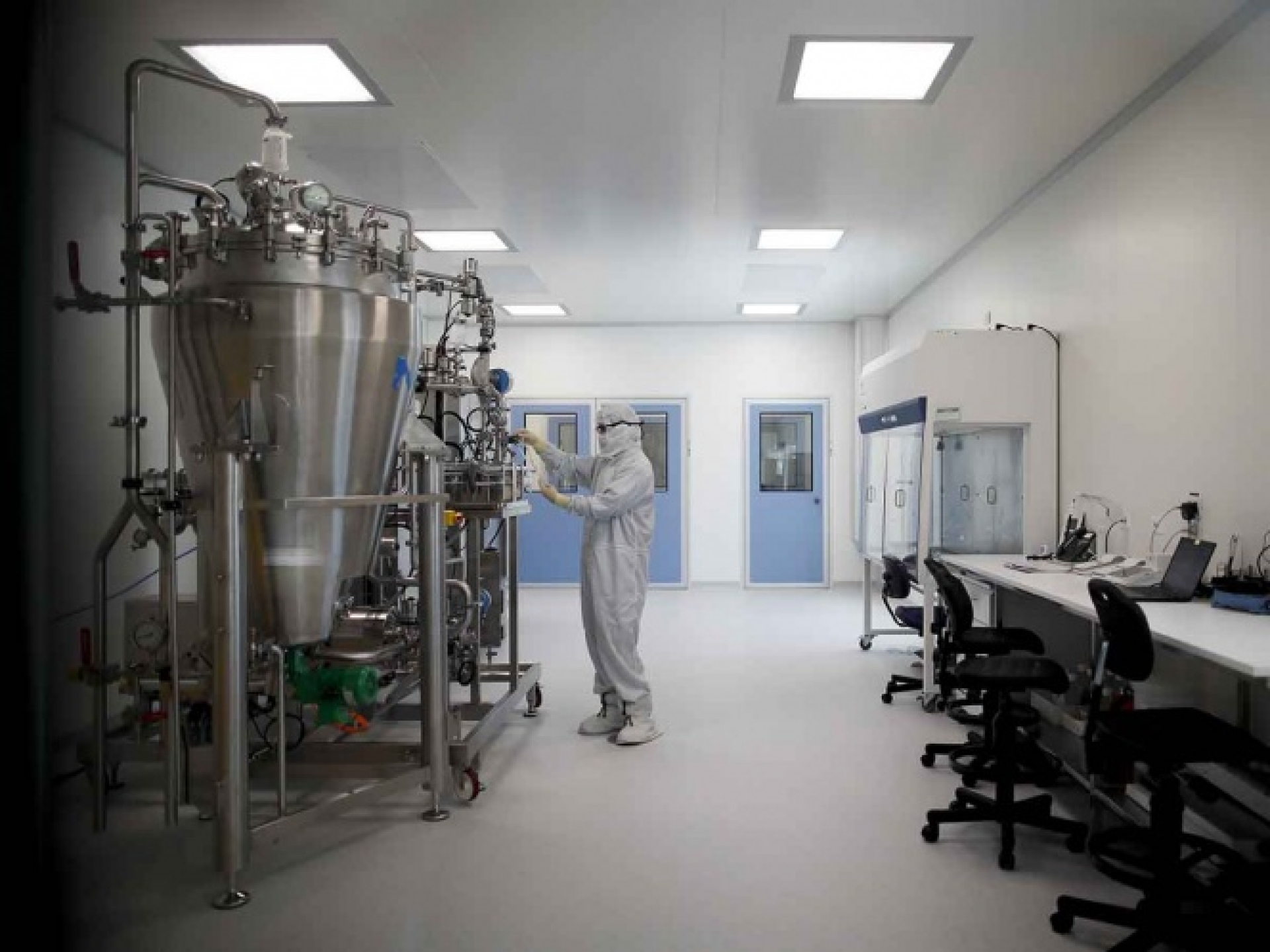 Vacuna de AstraZeneca-Oxford ya está en producción