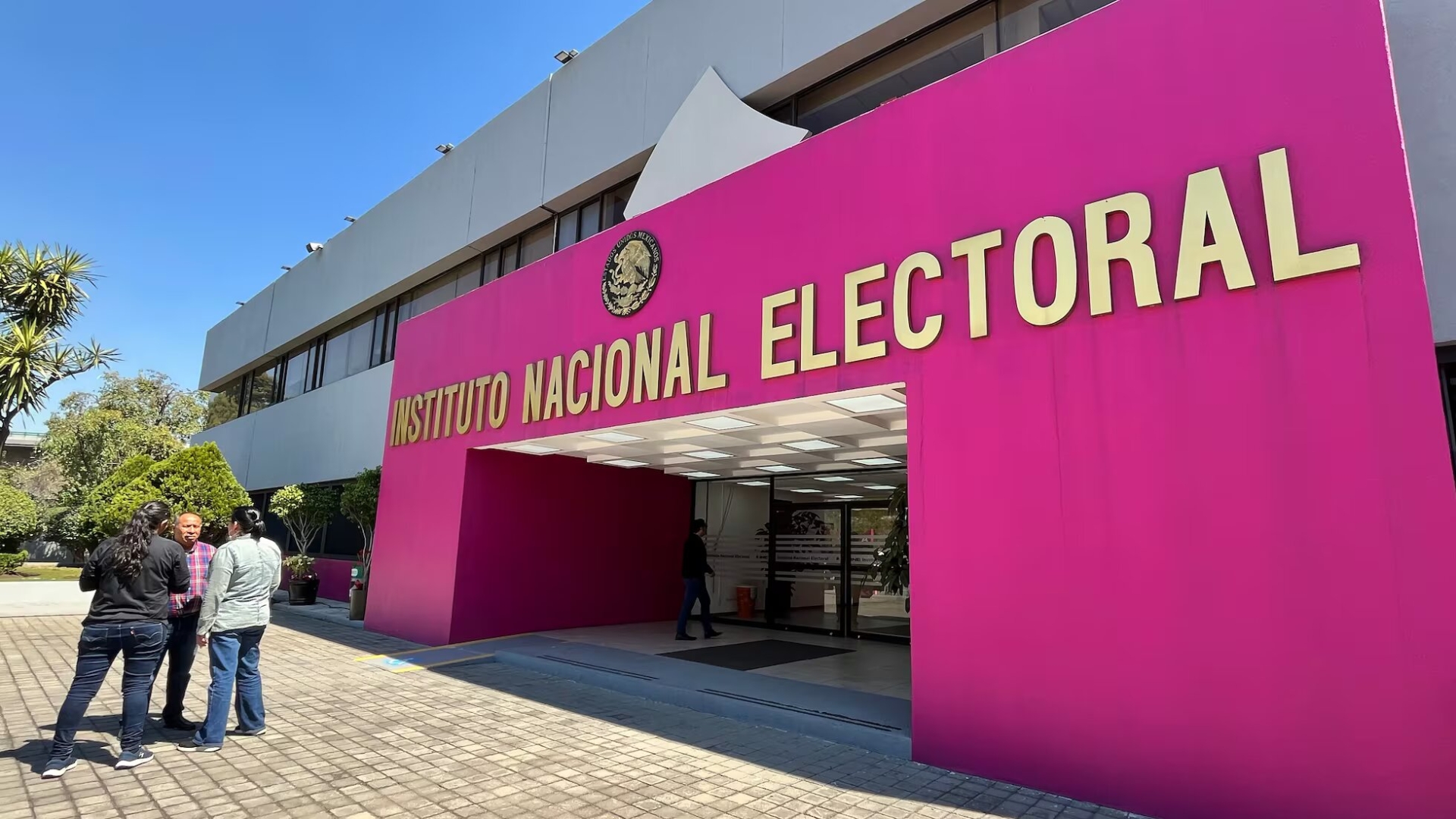 INE celebra suspensión de 'mañaneras' de AMLO por veda electoral