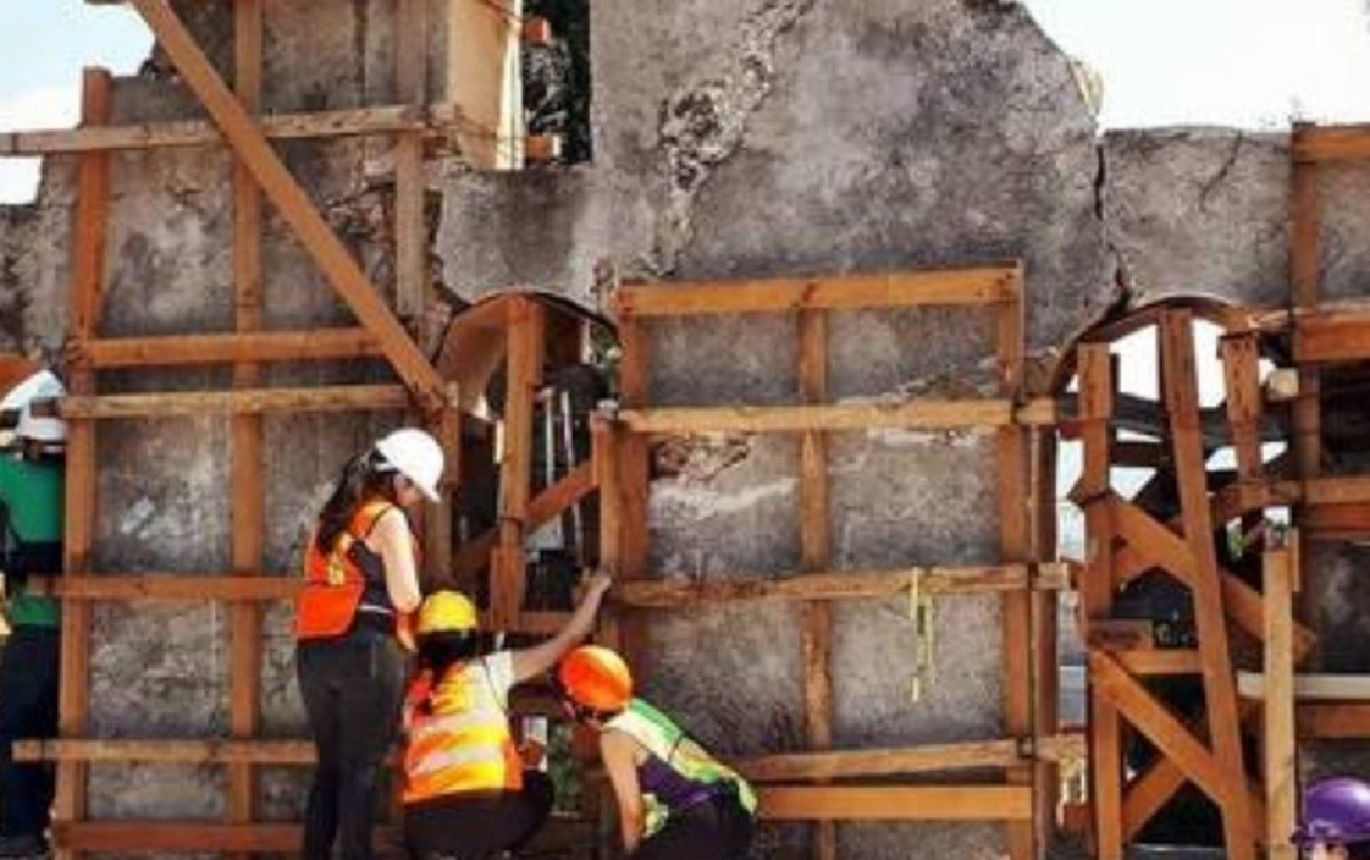 Da mantenimiento Escuela Nacional de Conservación a campanas de Tlayacapan