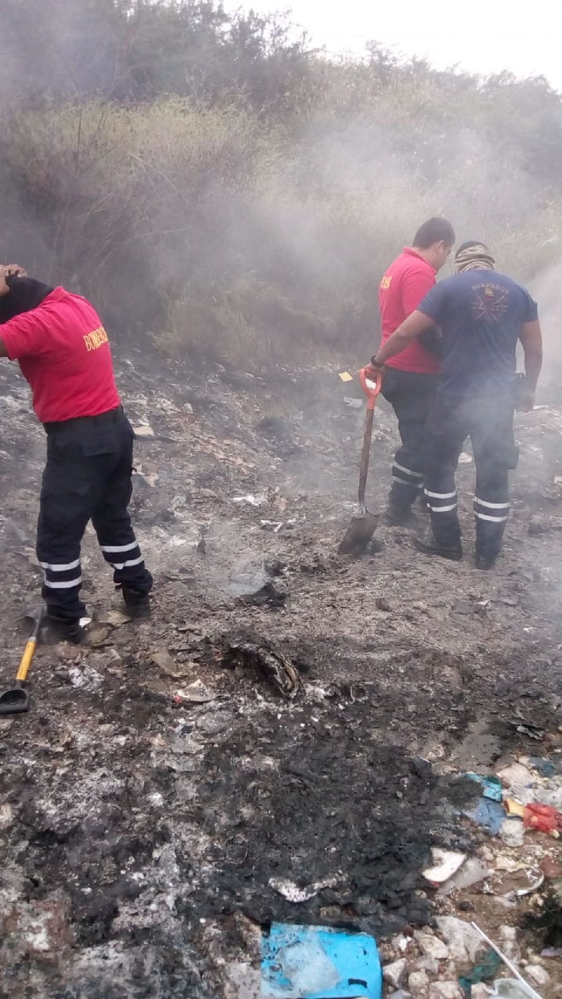 Quema de basura provoca incendio en un predio
