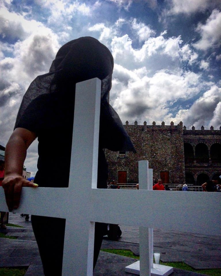Jóvenes realizan escenificación de protesta
