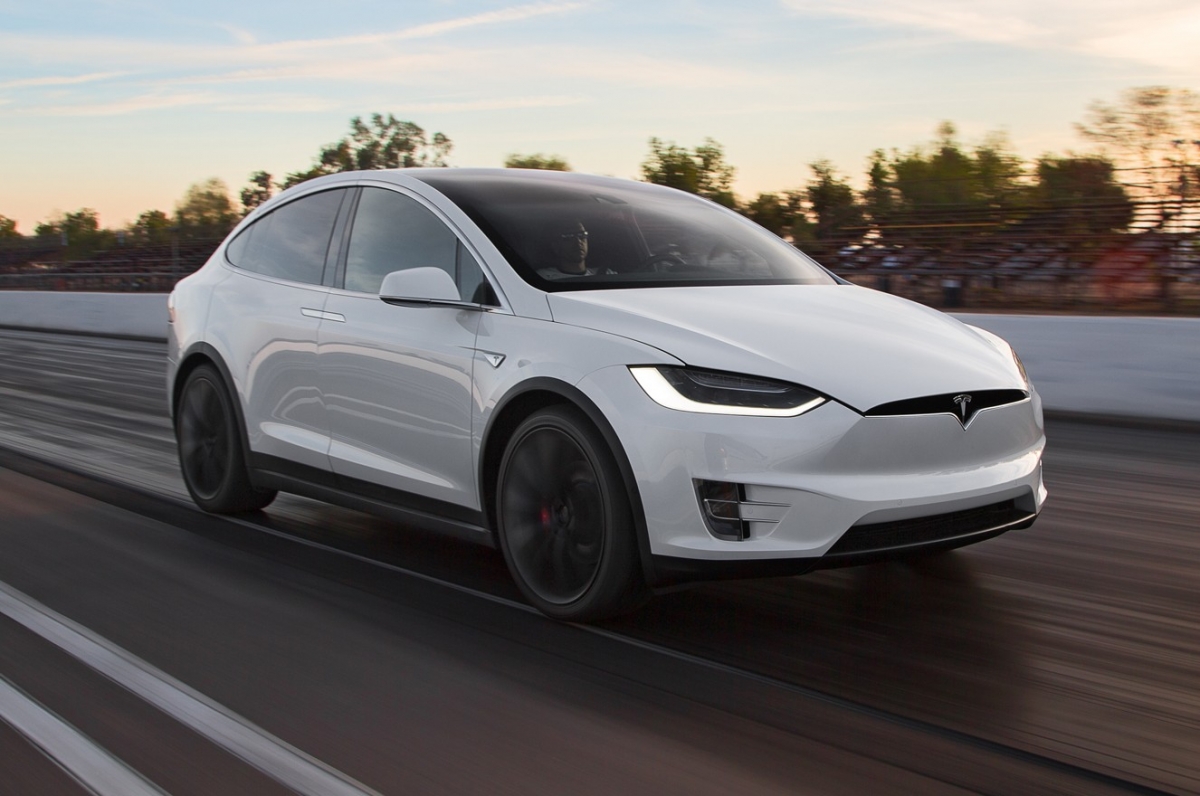 Piloto automático de Tesla predice y evita un accidente de tráfico