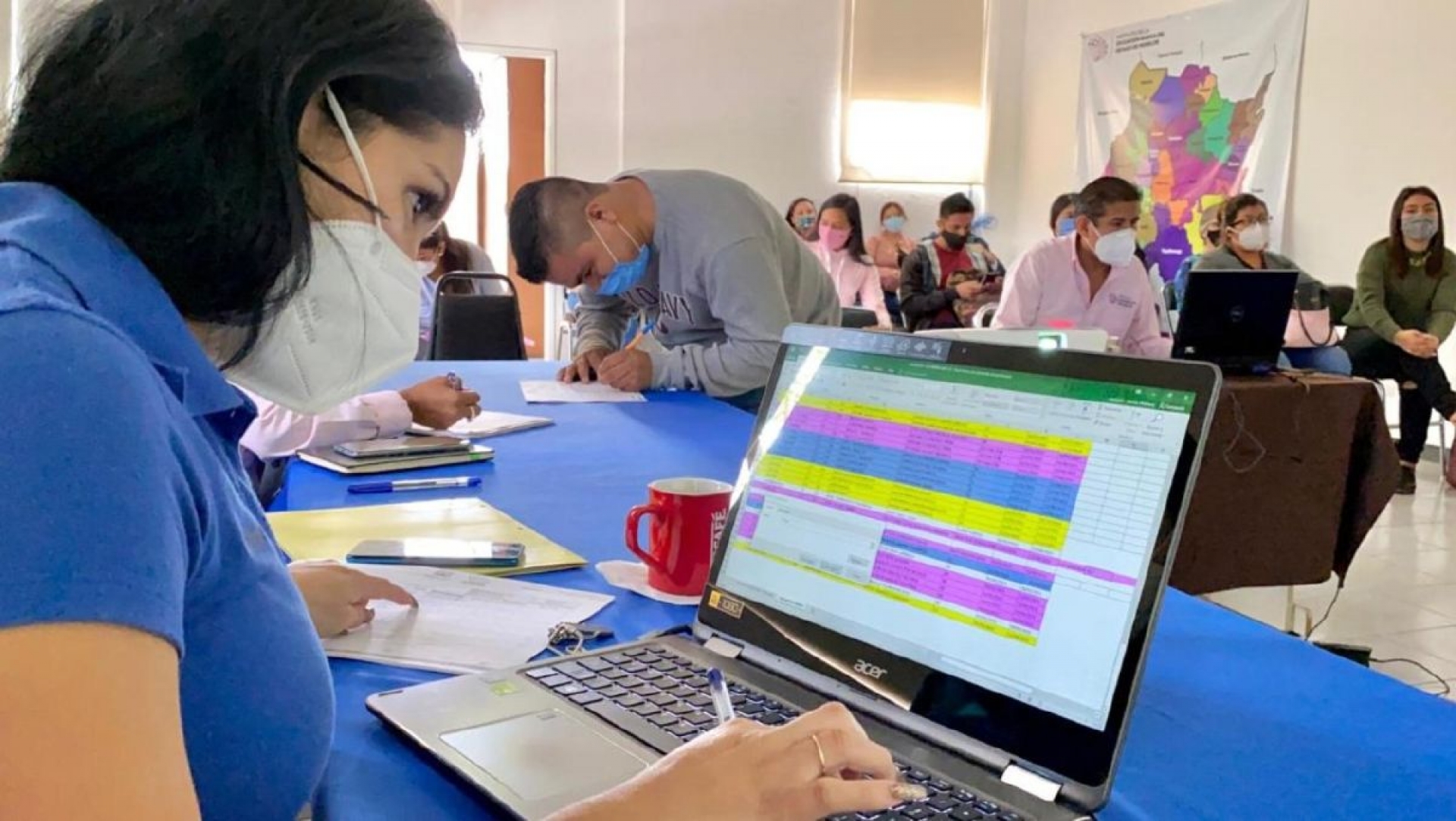 Inicia IEBEM entrega de plazas interinas y definitivas a docentes