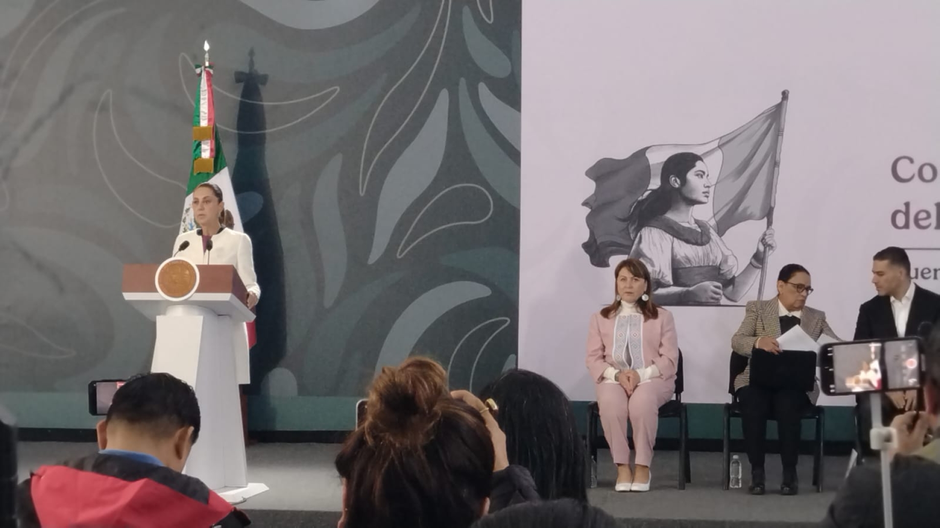 Se lleva a cabo la 'Mañanera del Pueblo' en Cuernavaca, con sede en la 24ª Zona Militar
