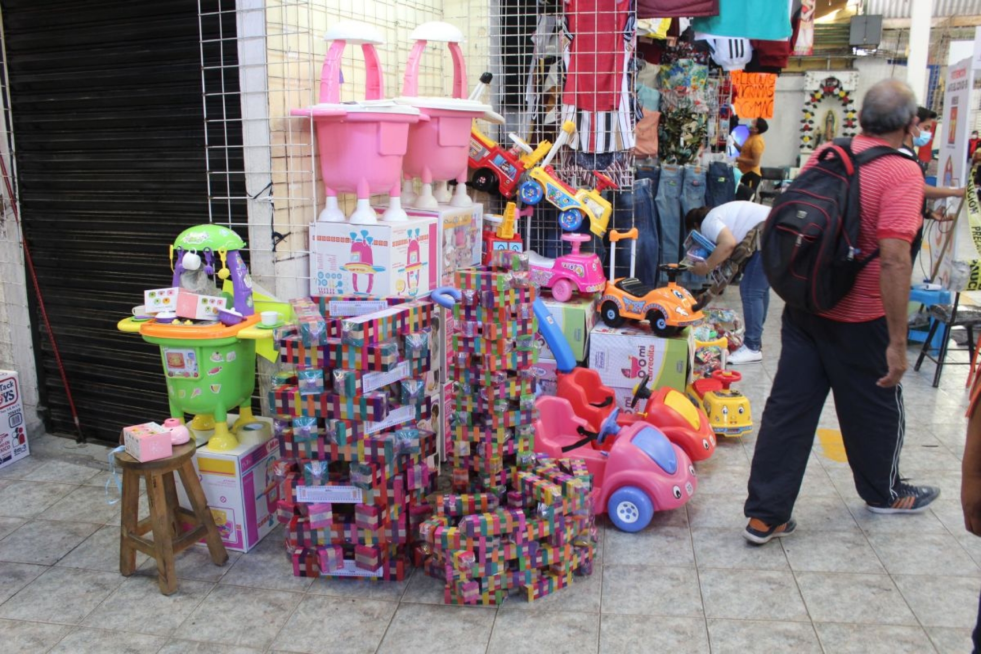 Comerciantes de plazas culpan a la Policía por sus bajas ventas