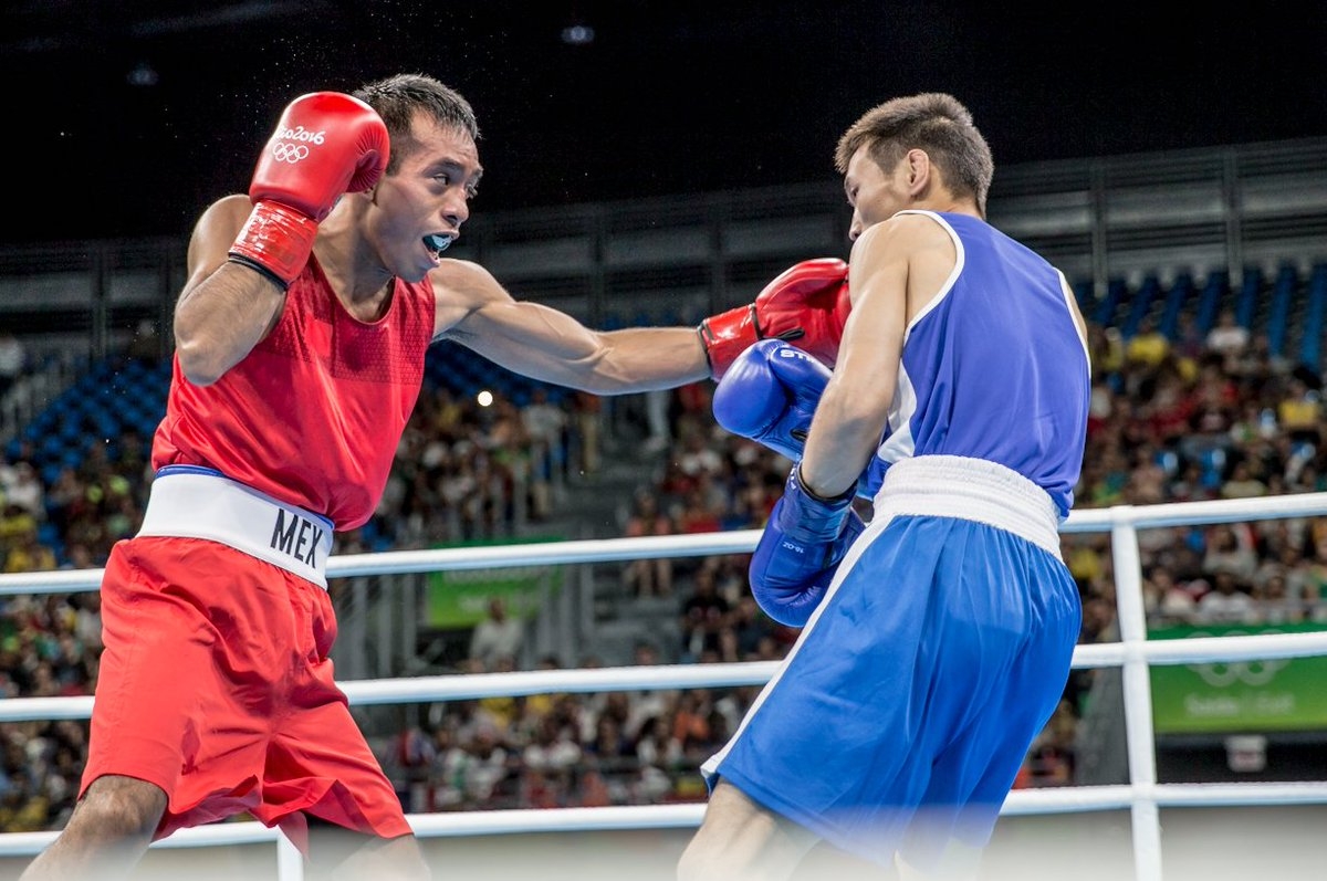 Elías Emigdio avanza a octavos de final de boxeo