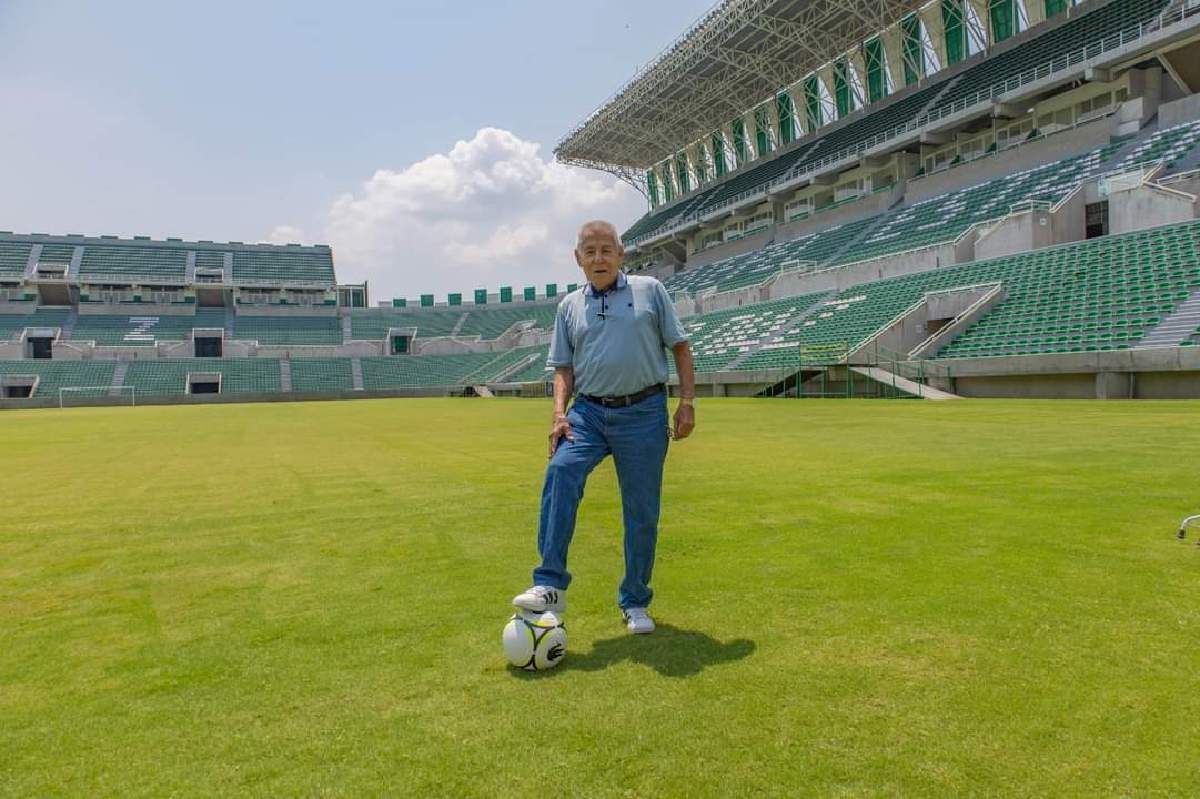 Rinden homenaje al último jugador vivo del Zacatepec campeón de los años 50