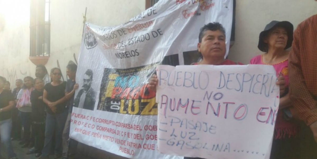 Protestan integrantes de la ANUEE en oficinas de la CFE