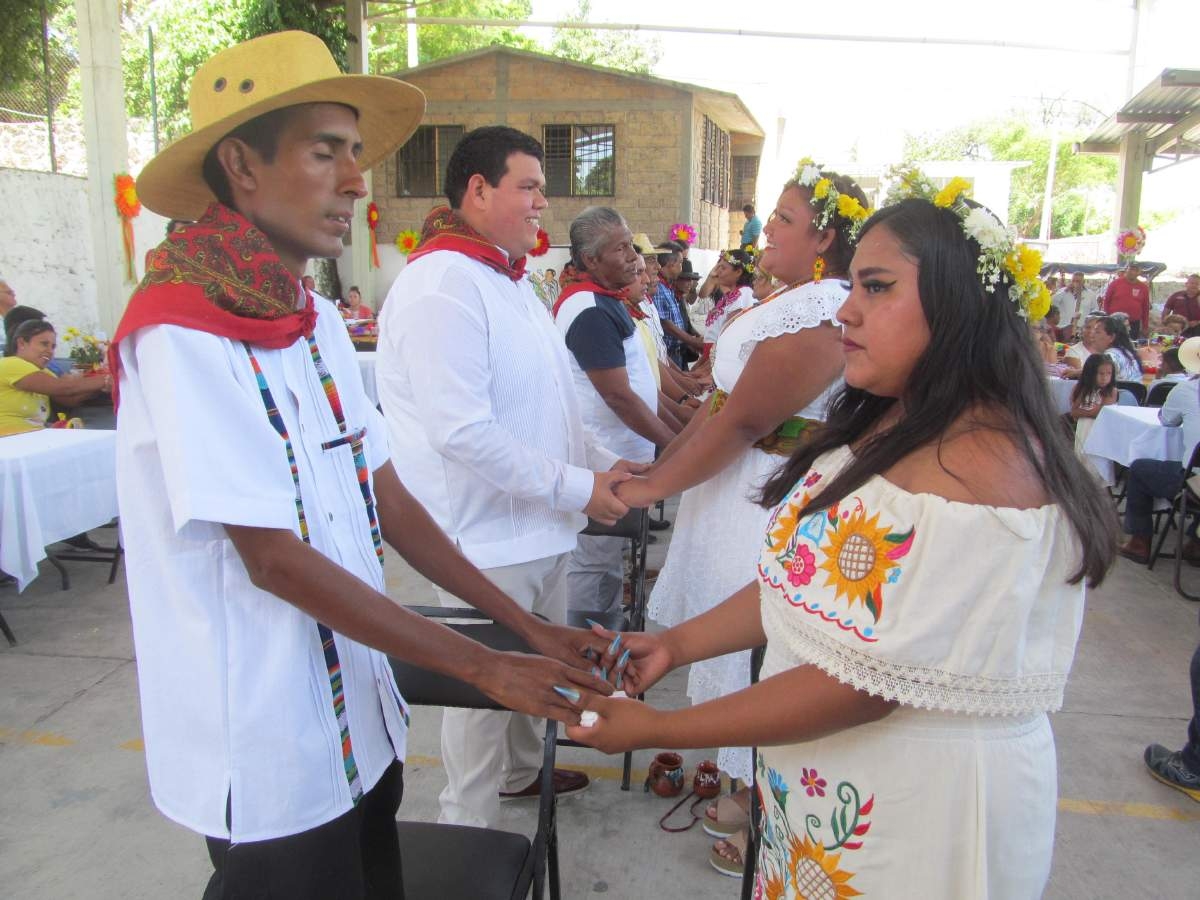 Ocho parejas se casaron en el Día Internacional de los Pueblos Indígenas en Zacatepec