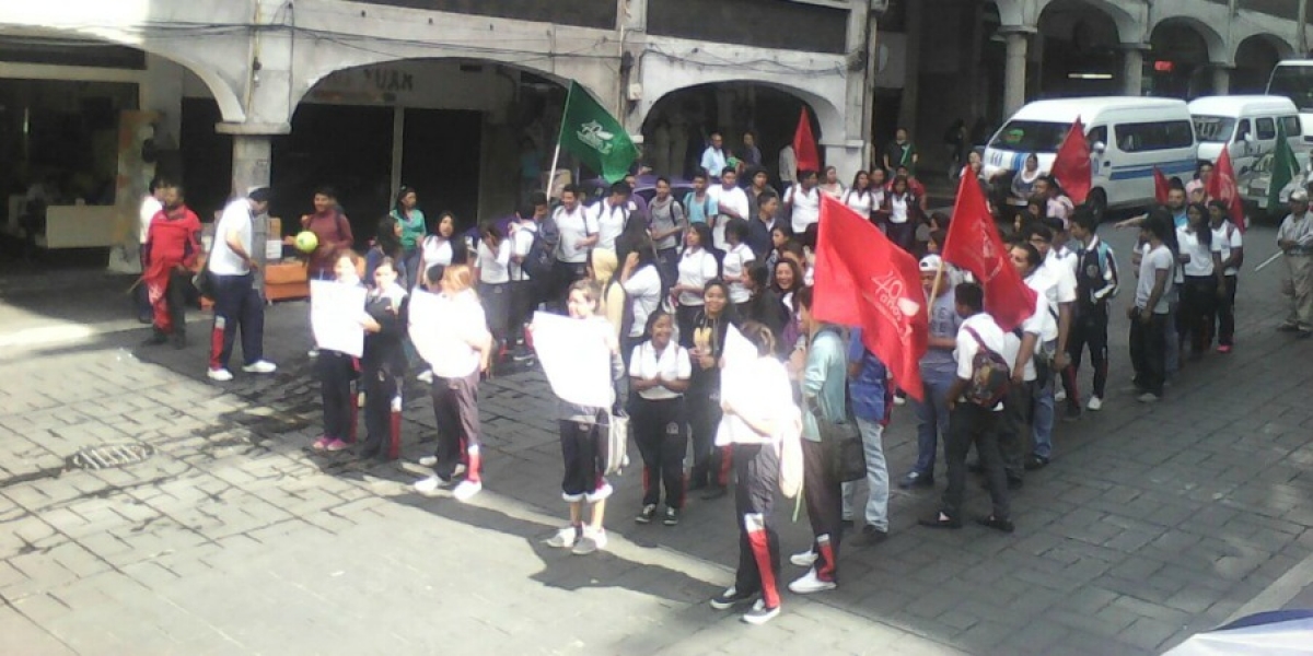 Protestan estudiantes de la preparatoria Ejército Libertador del Sur, en Cuernavaca