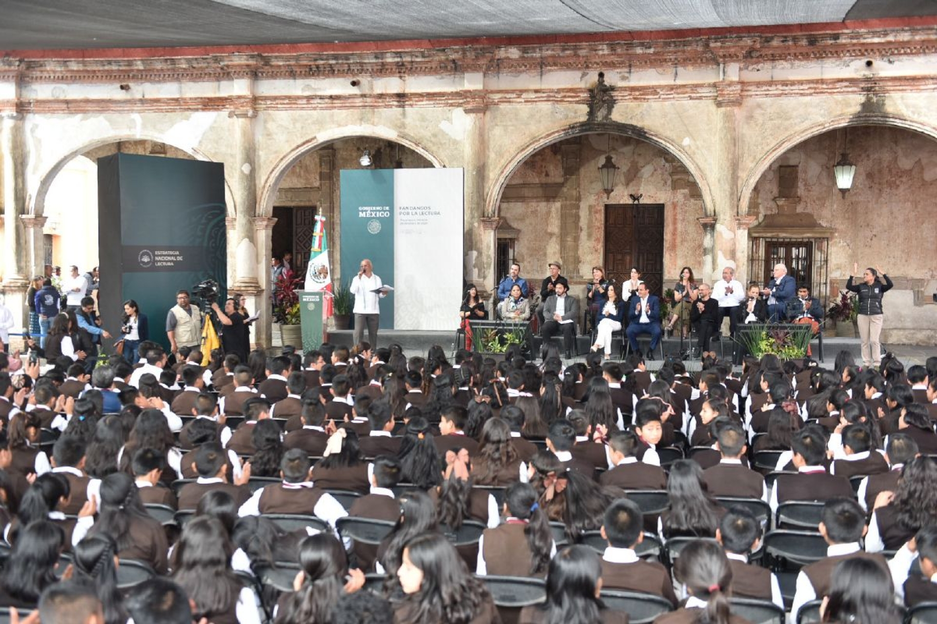 Invitan Cuauhtémoc Blanco y Beatriz Gutiérrez a reforzar el hábito de la lectura