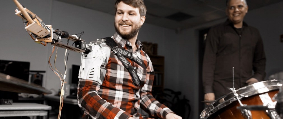 Este baterista tiene tres brazos, dos humanos y uno robótico