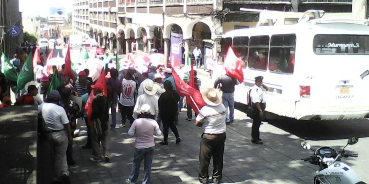 Arriban antorchistas al zócalo de Cuernavaca; rompen mesa de diálogo con el gobierno del estado