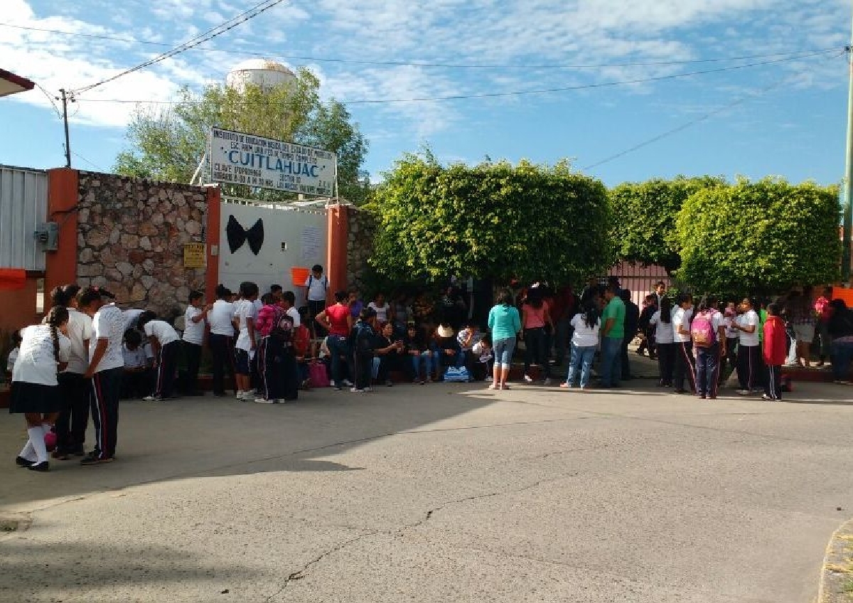 Toman escuela en San Carlos ante el temor de quedarse sin director