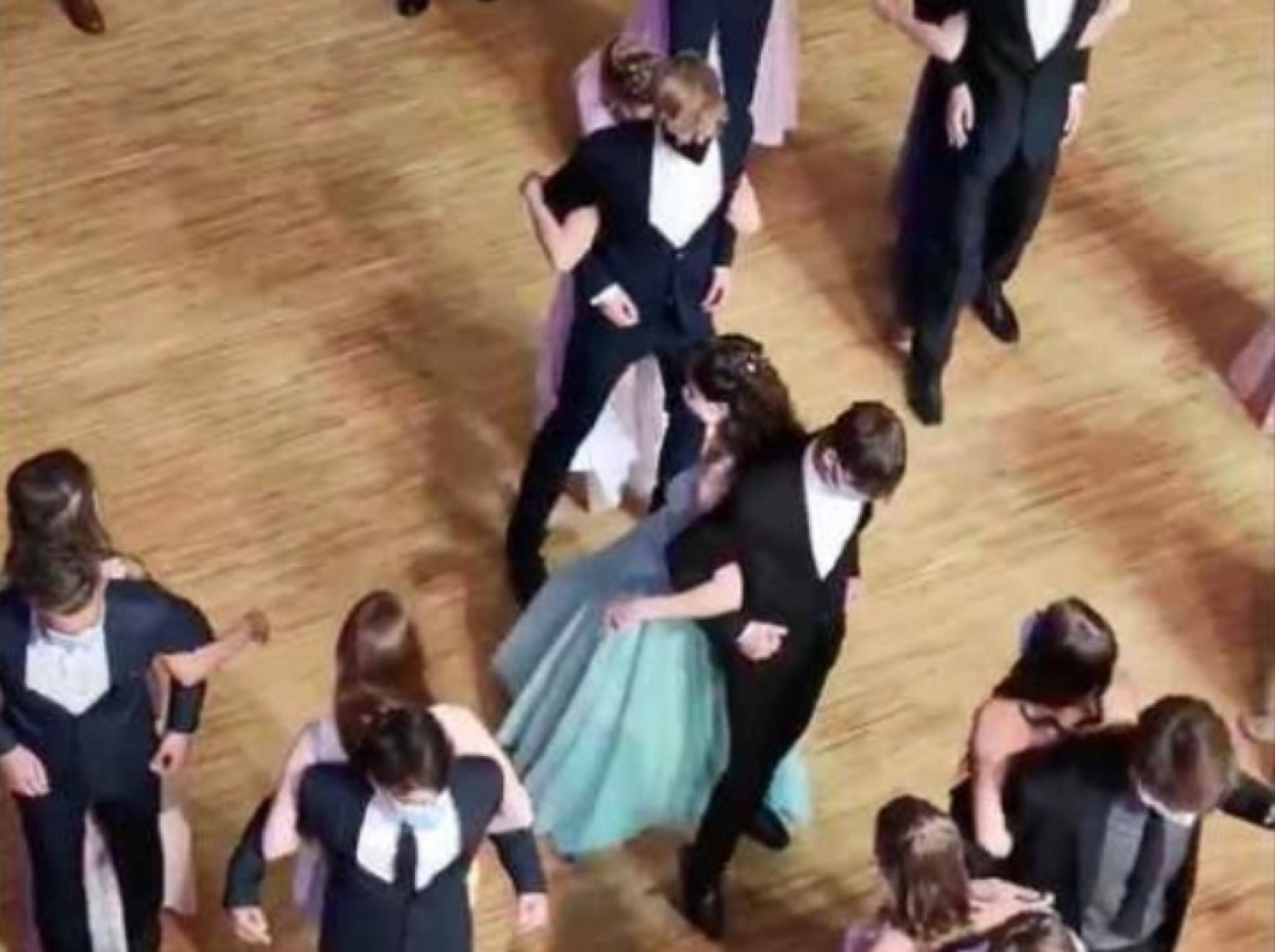 VIDEO: ¿La nueva forma de bailar en pareja por la pandemia?