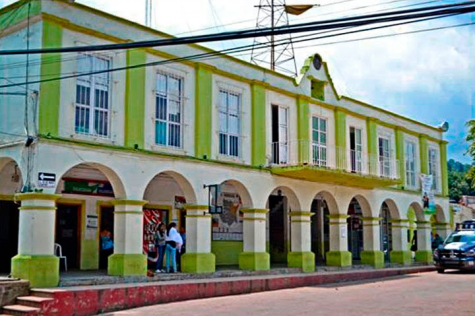 Padres de familia de Tetela del Volcán exigen butacas para escuela