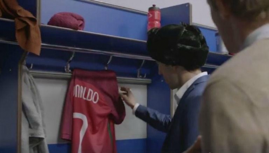 'Chava' Iglesias de la serie "Club de Cuervos" se roba el jersey de Cristiano Ronaldo en Rusia