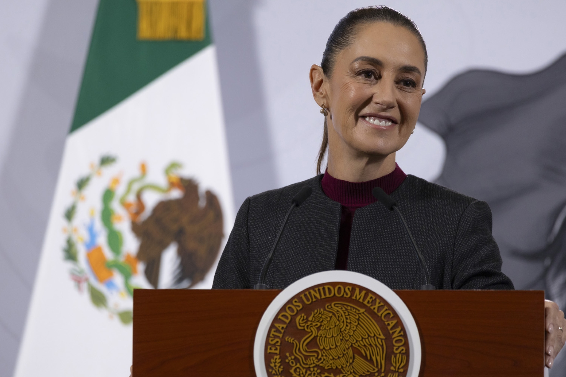 Sheinbaum celebra triunfo de Fátima Bosch tras ganar Miss Universo 2025