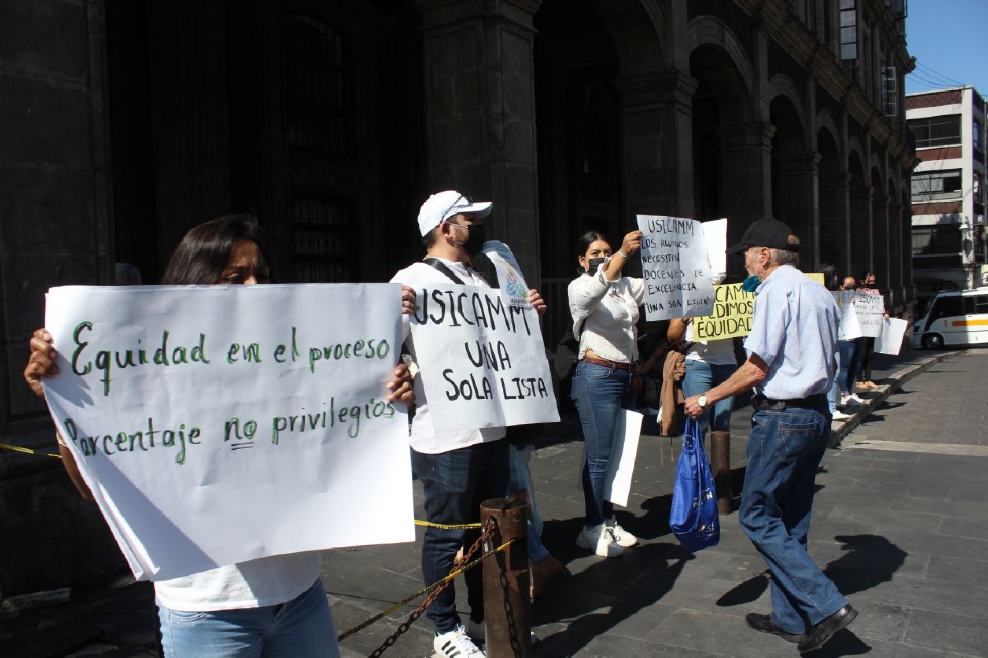 Se mantienen las protestas de quienes aspiran a una plaza de maestro