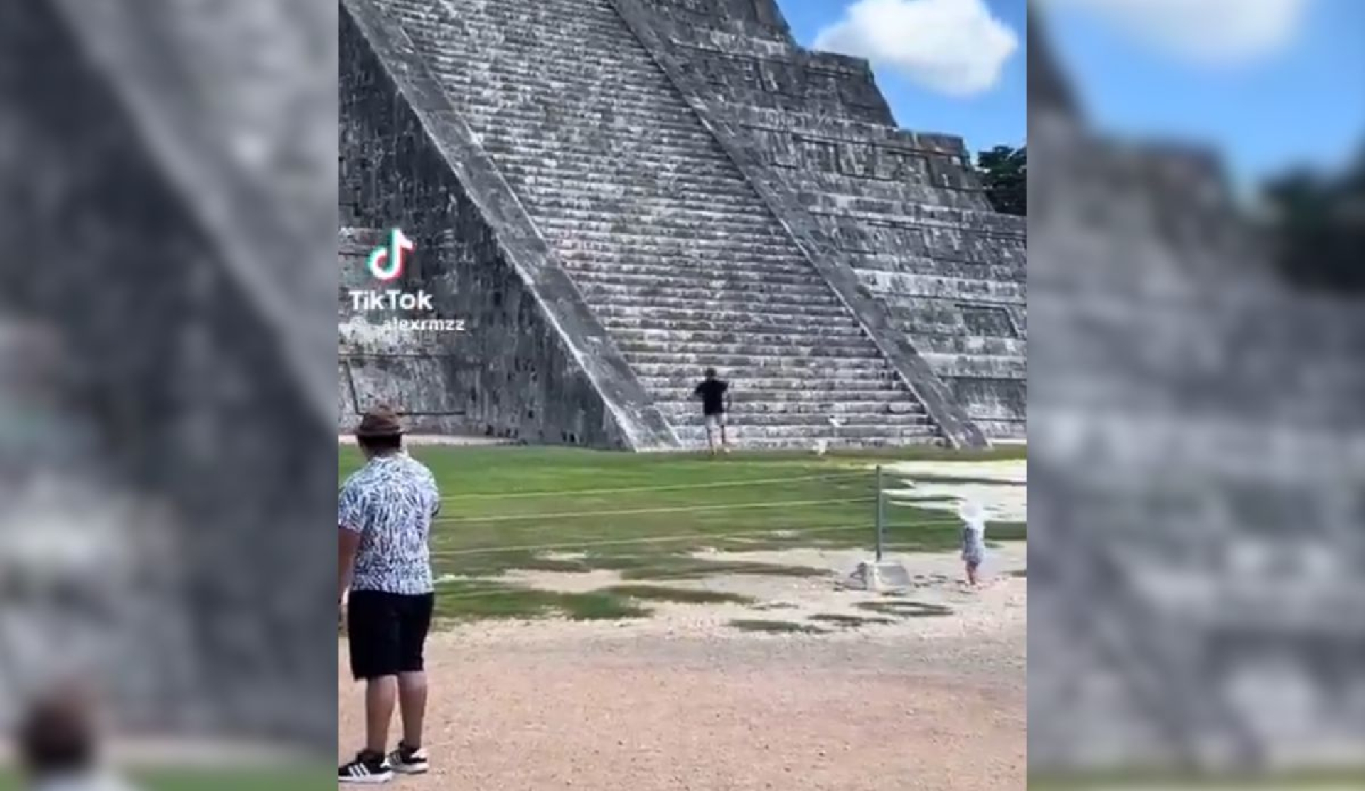 Turista provoca indignación al subir pirámide de Chichén Itzá pese a prohibición