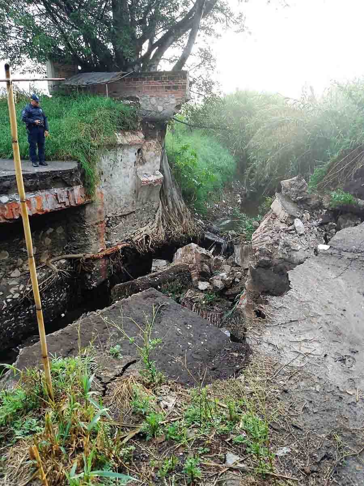 Colapsa puente antiguo a causa de las lluvias en Cuautla