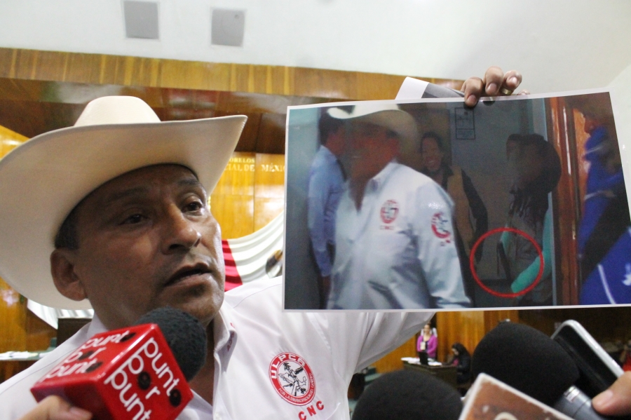 Santillán dice que Aristeo sí cargaba un arma de fuego; el diputado priista lo niega y dice que lo quisieron chantajear