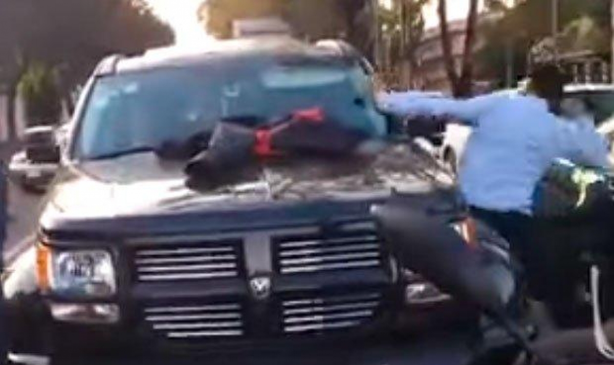 Hombre descubre en su camioneta a esposa y amante