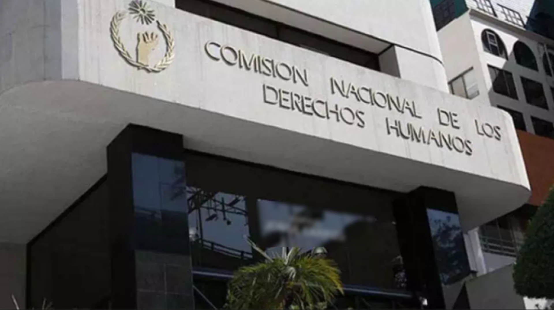 Sigue disputa entre CNDH y exvisitadores