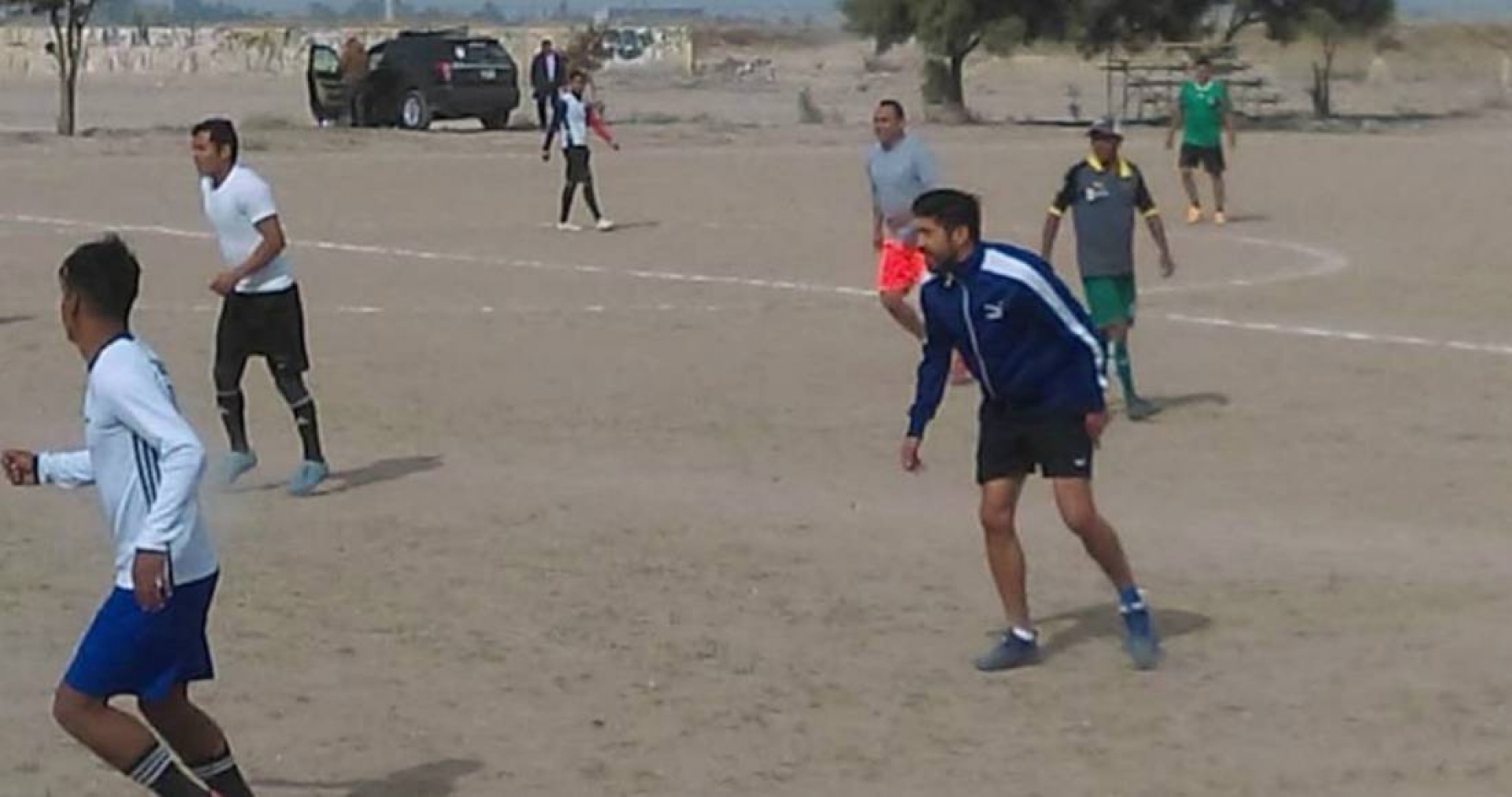 VIDEO: Oribe Peralta, delantero del América, juega una ‘‘cascarita’’ en cancha de tierra en Coahuila