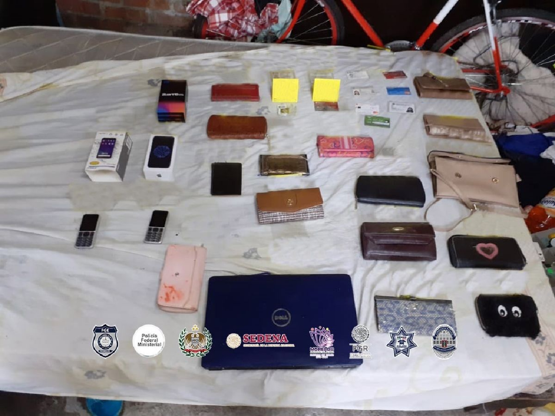 Incautan droga, vehículos y un arma durante un cateo