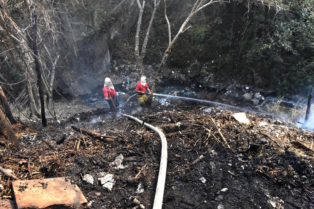 Bomberos sofocan incendio en la colonia San Antón
