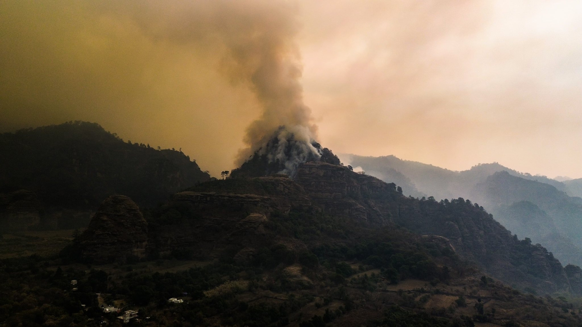 Autoridades y brigadistas combaten incendios forestales en Huitzilac y Tepoztlán